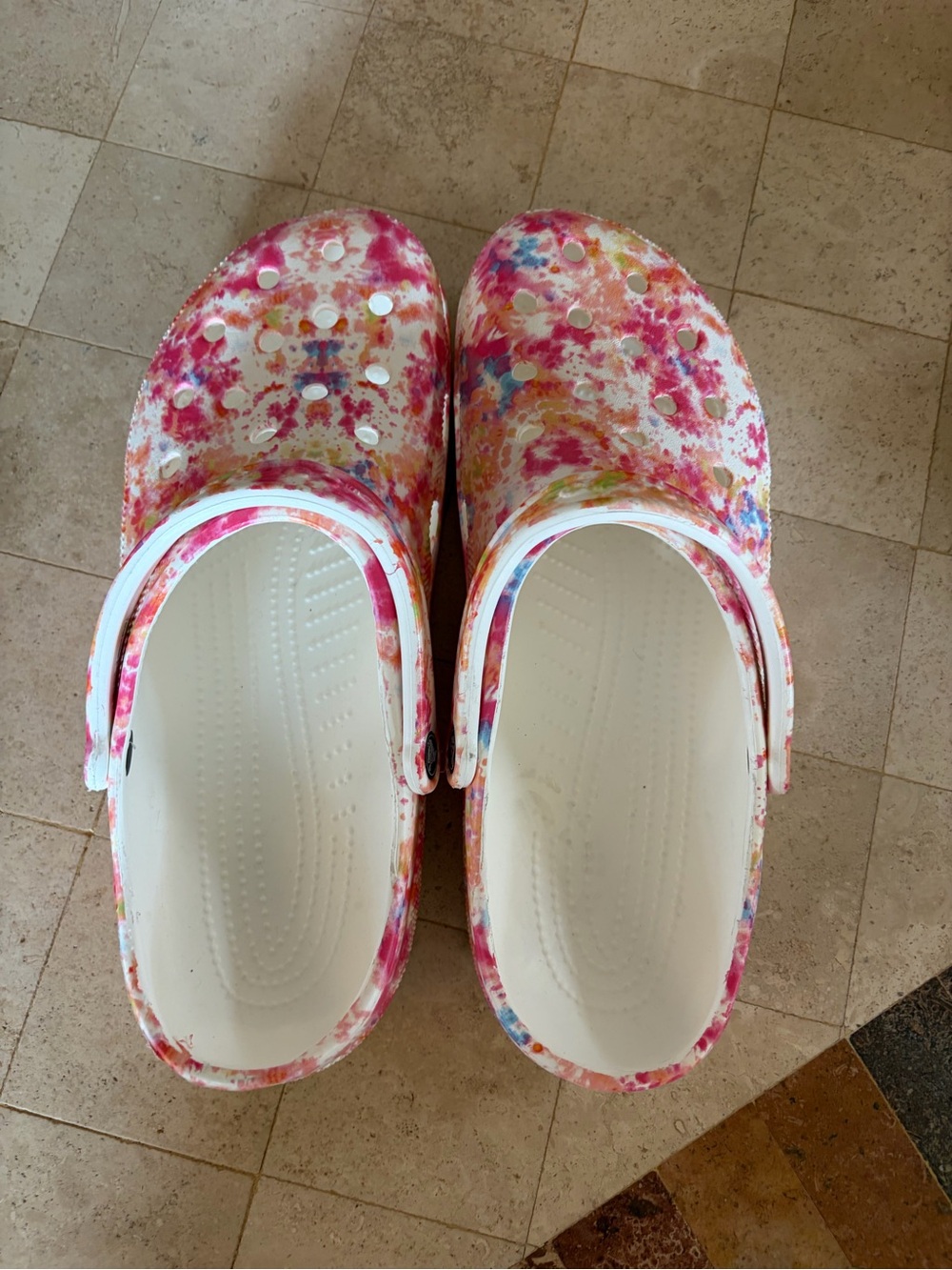 CROCS Men's Multi-Color Splash Clogs - White Base